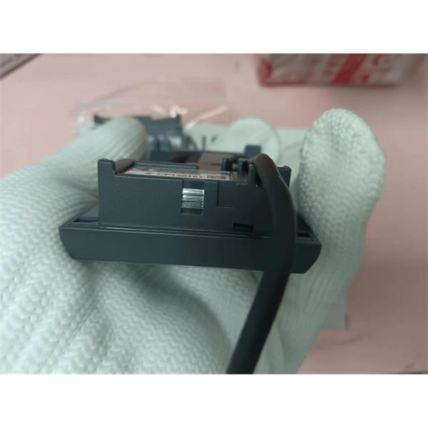 KEYENCE超小型數(shù)字激光傳感器放大器單元LV-N11CN